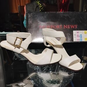 Newport News Women's White Heels In A Size 6.5